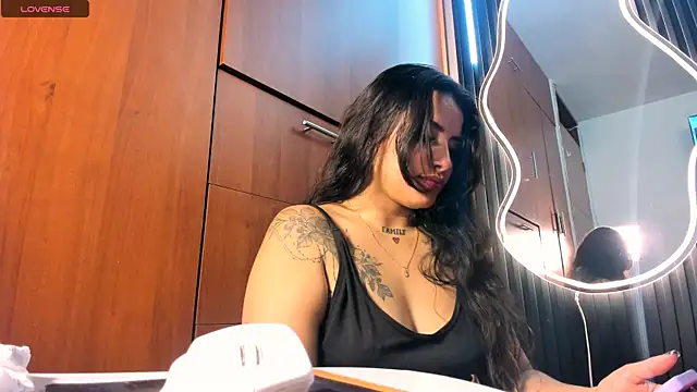 scarletr red online show from 10/10/25, 08:41