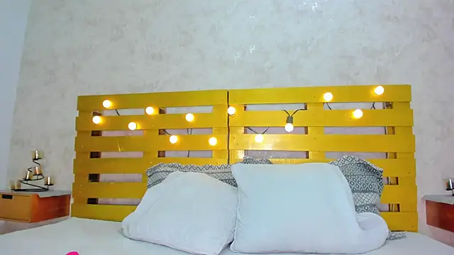 Snapshot of thalia888_ chatting on 11/26/25, 07:15 thalia888 online show from 11/26/25, 07:15