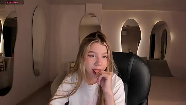 TiffannySins online show from 05/27/26, 03:03