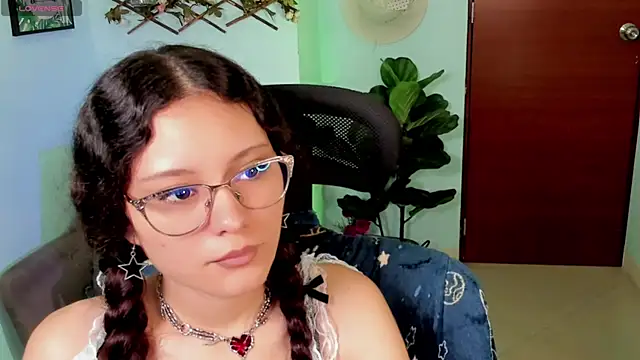 Snapshot of Krysten_Riter chatting on 11/26/25, 02:40 Krysten Riter online show from 11/26/25, 02:40