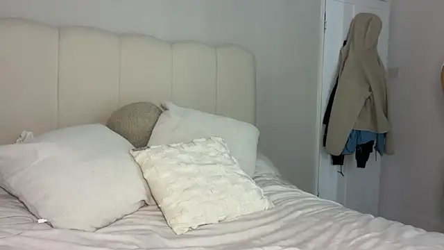 KayleeBella online show from 10/26/25, 06:03