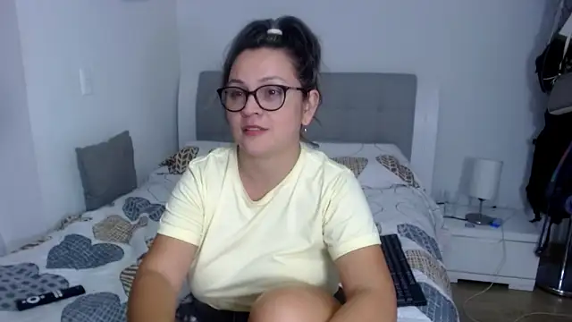 Snapshot of sophie_lopez1 chatting on 02/18/26, 01:56 sophie lopez1 online show from 02/18/26, 01:56