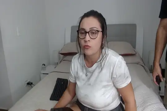 Snapshot of sophie_lopez1 chatting on 05/27/26, 08:39 sophie lopez1 online show from 05/27/26, 08:39