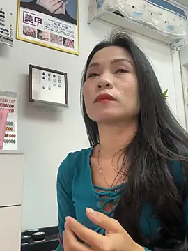 Snapshot of Baby-mmm chatting on 11/14/25, 04:33 Baby-mmm online show from 11/14/25, 04:33