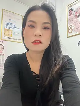 Snapshot of Baby-mmm chatting on 12/17/25, 12:33 Baby-mmm online show from 12/17/25, 12:33