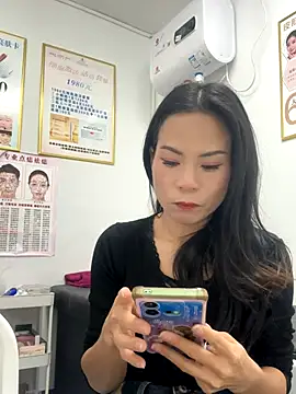 Snapshot of Baby-mmm chatting on 12/21/25, 03:08 Baby-mmm online show from 12/21/25, 03:08