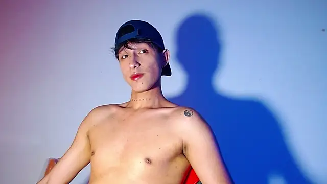 Snapshot of rowanbigboy23 chatting on 12/19/25, 07:54 rowanbigboy23 online show from 12/19/25, 07:54