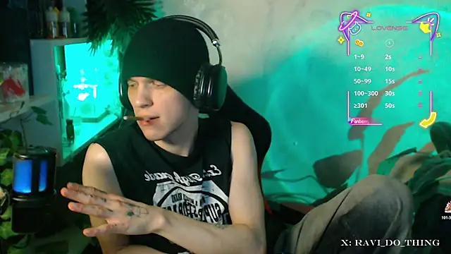 Snapshot of frozen_boy chatting on 10/29/25, 03:36 frozen boy online show from 10/29/25, 03:36