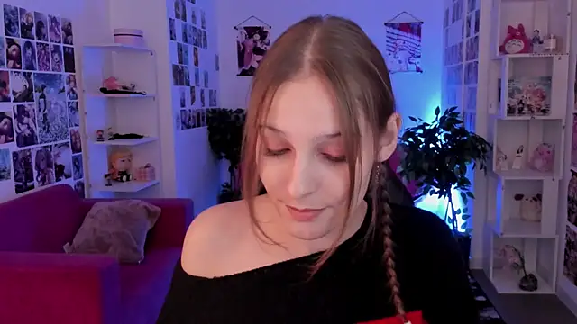 Snapshot of JenniferKiim chatting on 09/17/25, 11:45 JenniferKiim online show from 09/17/25, 11:45