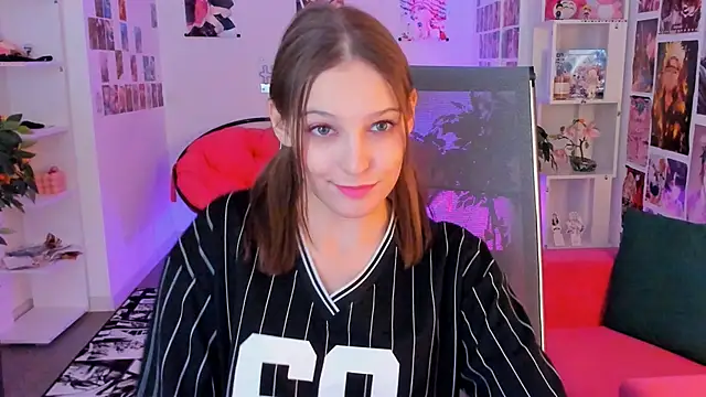 Snapshot of JenniferKiim chatting on 10/04/25, 11:19 JenniferKiim online show from 10/04/25, 11:19