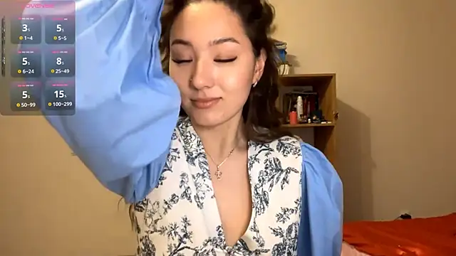 Snapshot of Sakuravice chatting on 10/13/25, 02:06 Sakuravice online show from 10/13/25, 02:06