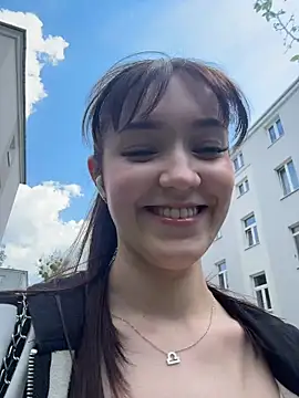 Snapshot of Veliora chatting on 05/22/26, 11:27 Veliora online show from 05/22/26, 11:27