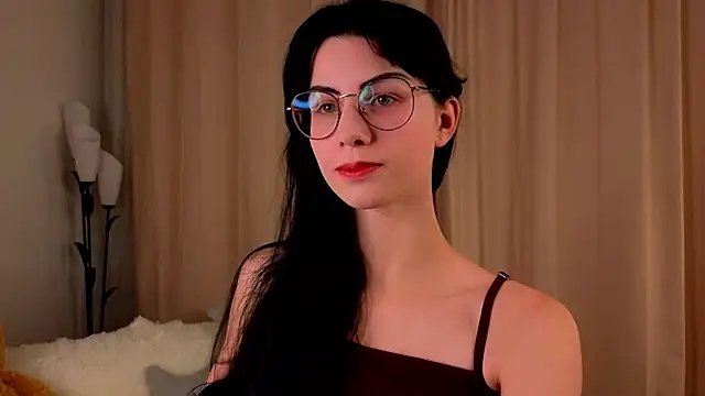 Snapshot of ArlineJanik chatting on 10/15/25, 11:43 ArlineJanik online show from 10/15/25, 11:43