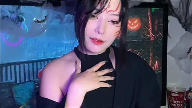 Snapshot of WonderMira chatting on 10/30/25, 01:34 WonderMira online show from 10/30/25, 01:34