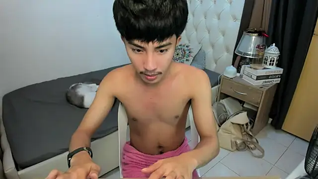 Snapshot of xxxhugecocktwinkxxx chatting on 11/21/25, 05:11 xxxhugecocktwinkxxx online show from 11/21/25, 05:11