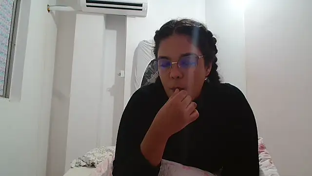 Snapshot of SecretBrunette chatting on 11/05/25, 05:07 SecretBrunette online show from 11/05/25, 05:07