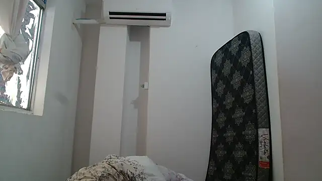 Snapshot of SecretBrunette chatting on 11/18/25, 10:52 SecretBrunette online show from 11/18/25, 10:52