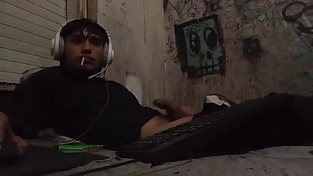 Snapshot of MYM69_- chatting on 04/12/26, 11:37 MYM69 - online show from 04/12/26, 11:37