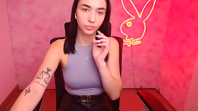 Snapshot of Bella_Night4 chatting on 10/23/25, 06:13 Bella Night4 online show from 10/23/25, 06:13