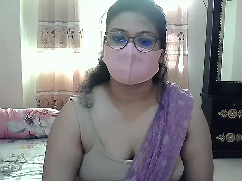 Snapshot of Elena_cruz5 chatting on 10/28/25, 01:53 Elena cruz5 online show from 10/28/25, 01:53