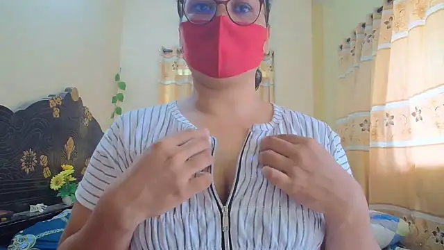 Snapshot of Elena_cruz5 chatting on 04/17/26, 02:14 Elena cruz5 online show from 04/17/26, 02:14