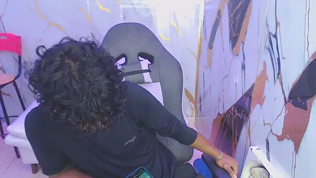 Snapshot of bull_cam chatting on 10/11/25, 04:49 bull cam online show from 10/11/25, 04:49