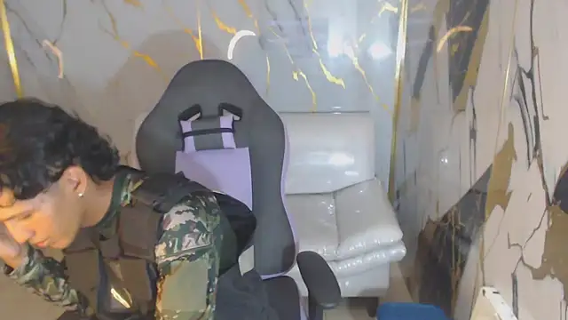 Snapshot of bull_cam chatting on 10/13/25, 06:41 bull cam online show from 10/13/25, 06:41