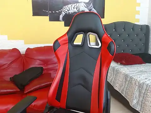 Snapshot of bull_cam chatting on 10/16/25, 07:48 bull cam online show from 10/16/25, 07:48