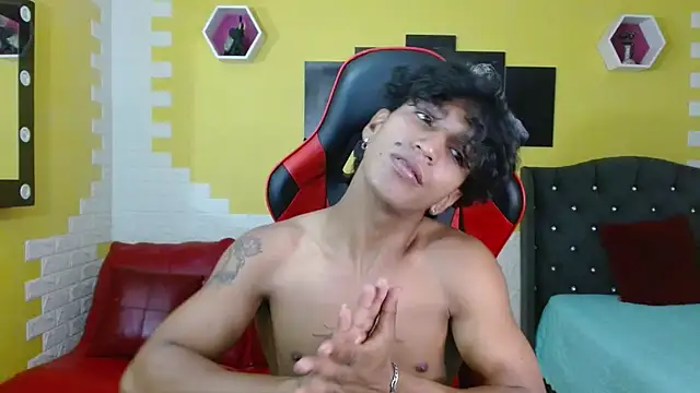 Snapshot of bull_cam chatting on 10/19/25, 04:18 bull cam online show from 10/19/25, 04:18