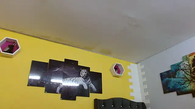 Snapshot of bull_cam chatting on 10/21/25, 05:02 bull cam online show from 10/21/25, 05:02