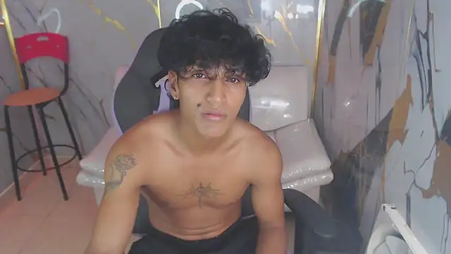 Snapshot of bull_cam chatting on 10/26/25, 04:24 bull cam online show from 10/26/25, 04:24