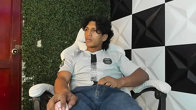 Snapshot of bull_cam chatting on 11/05/25, 07:14 bull cam online show from 11/05/25, 07:14