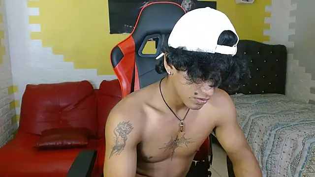 Snapshot of bull_cam chatting on 11/16/25, 06:57 bull cam online show from 11/16/25, 06:57