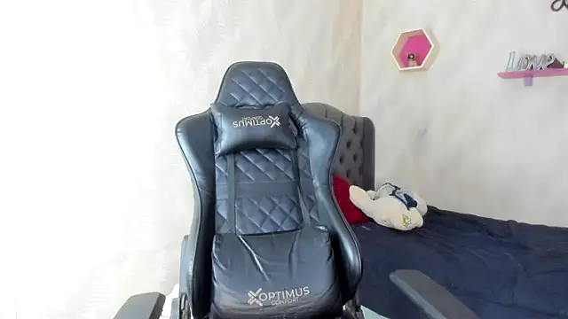 Snapshot of bull_cam chatting on 11/19/25, 04:40 bull cam online show from 11/19/25, 04:40