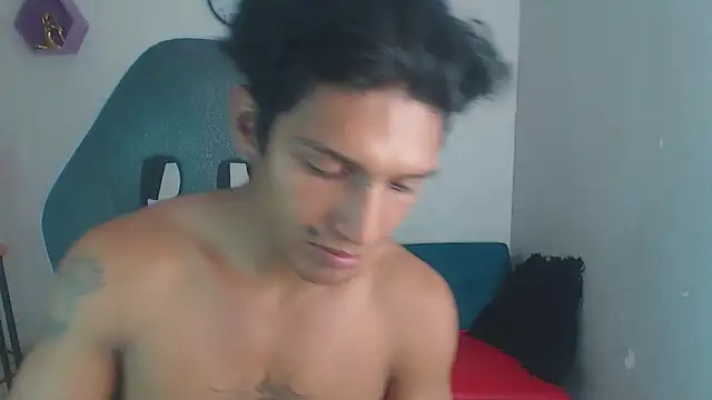 Snapshot of bull_cam chatting on 12/04/25, 01:04 bull cam online show from 12/04/25, 01:04