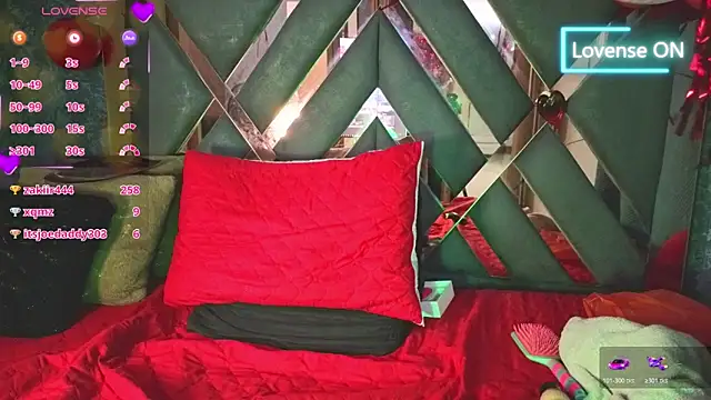 Snapshot of saraah_queen1 chatting on 02/15/26, 07:51 saraah queen1 online show from 02/15/26, 07:51