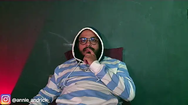 Snapshot of _leda_swan_ chatting on 11/08/25, 01:00 leda swan online show from 11/08/25, 01:00