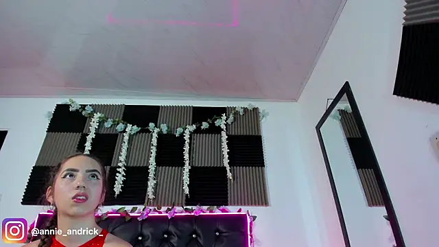  leda swan  online show from 04/09/26, 11:04