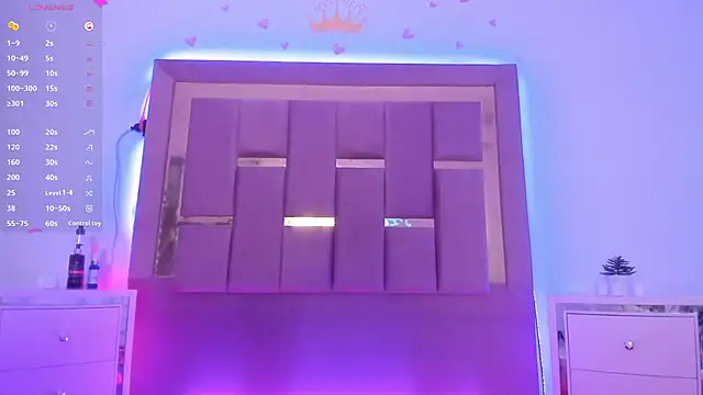 Snapshot of AikoSnow chatting on 09/18/25, 06:54 AikoSnow online show from 09/18/25, 06:54