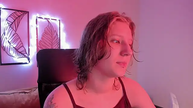 Snapshot of Hailey_Foxy chatting on 11/16/25, 09:04 Hailey Foxy online show from 11/16/25, 09:04