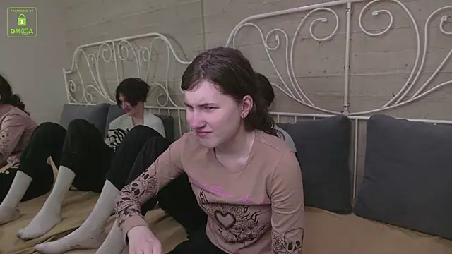 Snapshot of ViviaraNGendy chatting on 10/11/25, 10:47 ViviaraNGendy online show from 10/11/25, 10:47