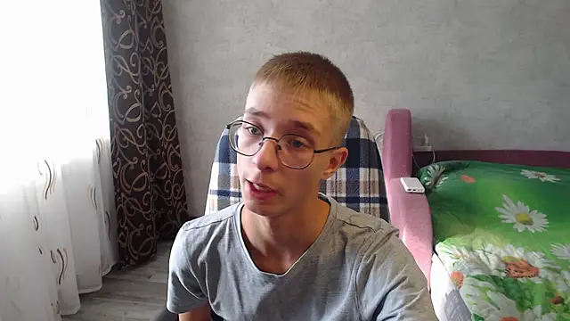 Snapshot of glasses_cat chatting on 09/15/25, 07:30 glasses cat online show from 09/15/25, 07:30