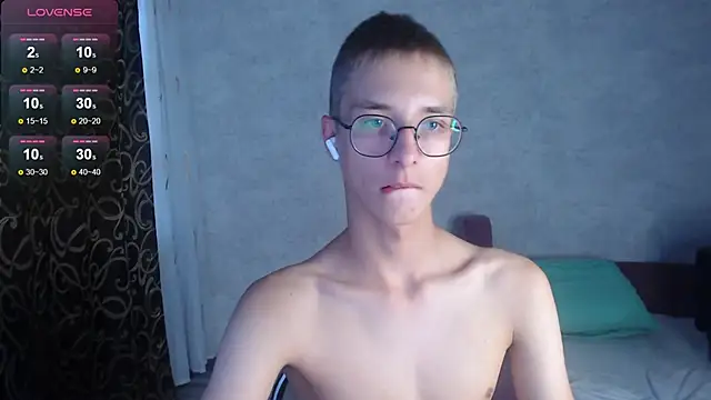 Snapshot of glasses_cat chatting on 09/26/25, 12:31 glasses cat online show from 09/26/25, 12:31