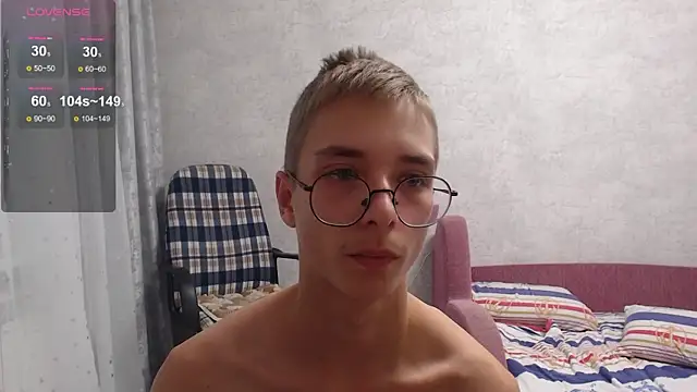 Snapshot of glasses_cat chatting on 10/10/25, 03:22 glasses cat online show from 10/10/25, 03:22