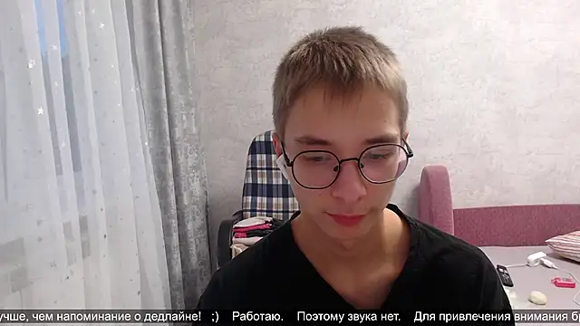 Snapshot of glasses_cat chatting on 10/15/25, 04:45 glasses cat online show from 10/15/25, 04:45