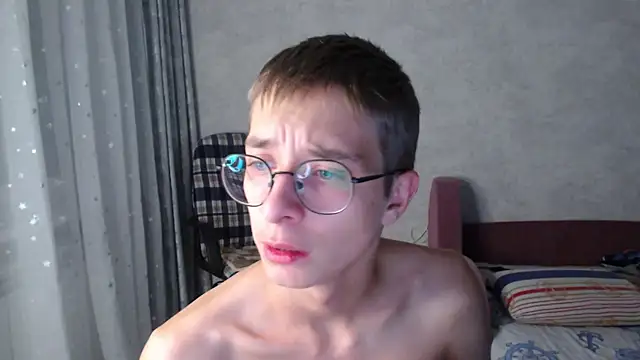 Snapshot of glasses_cat chatting on 10/27/25, 09:30 glasses cat online show from 10/27/25, 09:30