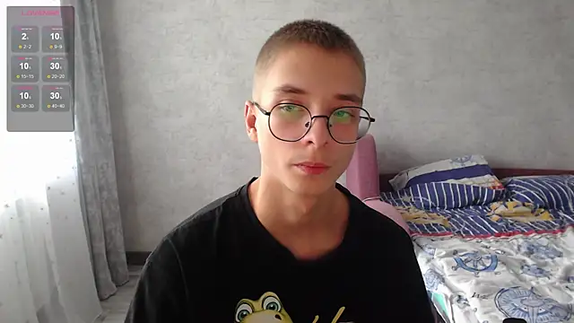 Snapshot of glasses_cat chatting on 11/16/25, 12:00 glasses cat online show from 11/16/25, 12:00