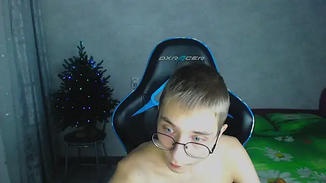 Snapshot of glasses_cat chatting on 12/04/25, 06:38 glasses cat online show from 12/04/25, 06:38