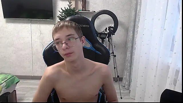 Snapshot of glasses_cat chatting on 01/12/26, 06:51 glasses cat online show from 01/12/26, 06:51