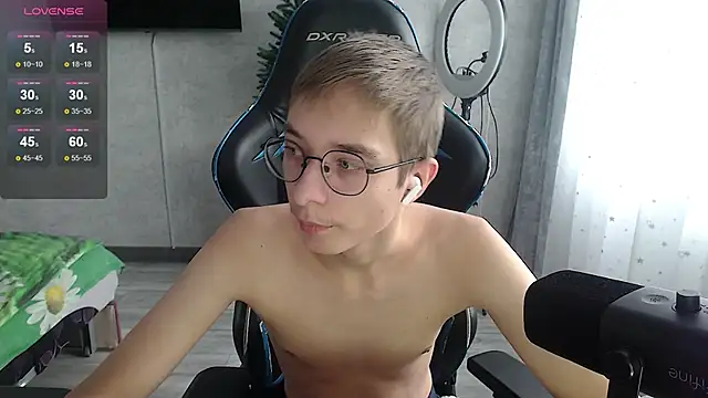 Snapshot of glasses_cat chatting on 01/14/26, 09:26 glasses cat online show from 01/14/26, 09:26